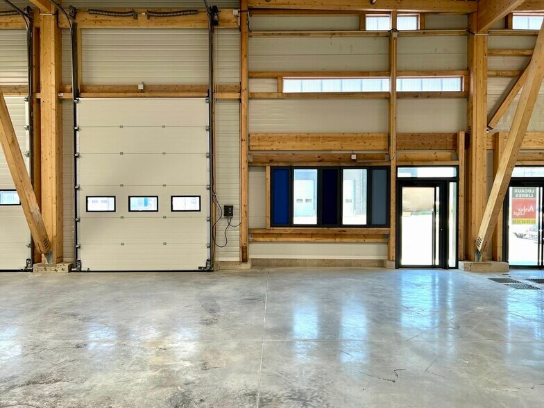 Flex in Le Havre for lease - Interior Photo - Image 2 of 4