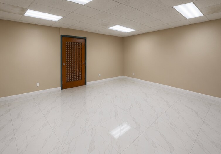 56 Toledo St, Farmingdale, NY à louer - Photo du bâtiment - Image 3 de 4