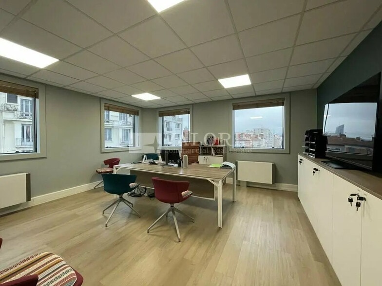 Office in Villeurbanne for lease - Interior Photo - Image 3 of 5