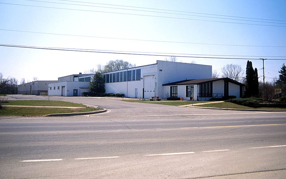 46035 Grand River Ave, Novi, MI for sale - Building Photo - Image 2 of 11