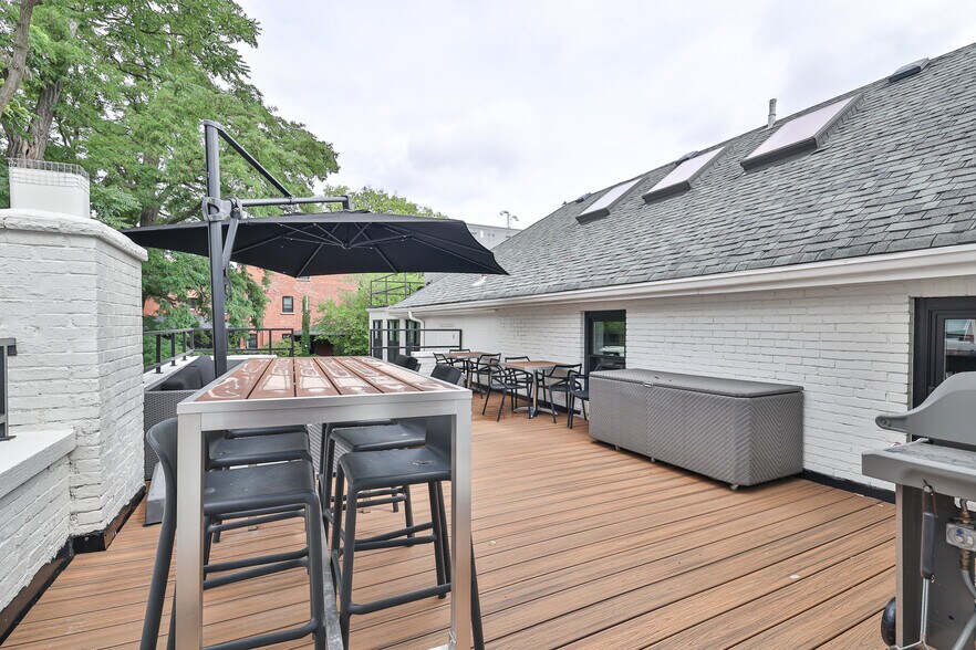 60 Bedford Rd, Toronto, ON à vendre - Photo du bâtiment - Image 2 de 8