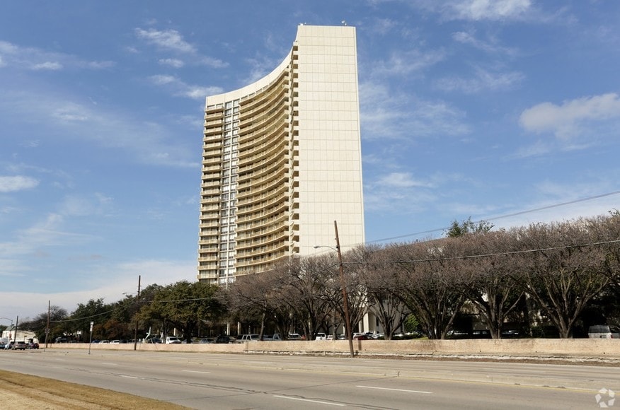 6211 W Northwest Hwy, Dallas, TX à louer - Photo du bâtiment - Image 2 de 22