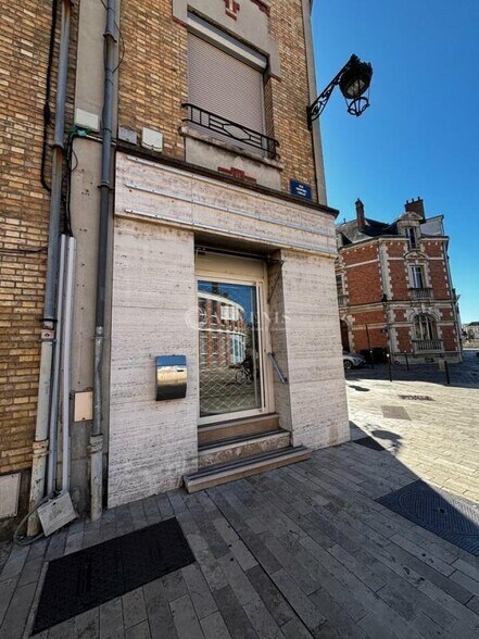 Retail in Orléans for lease - Building Photo - Image 2 of 11