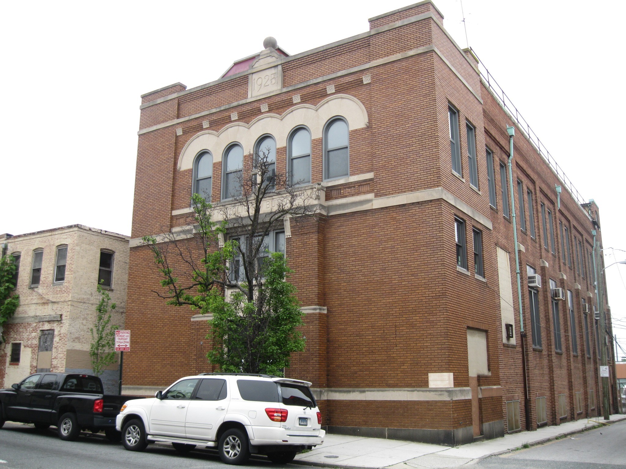 2102 E Madison St, Baltimore, MD à vendre Photo du bâtiment- Image 1 de 4