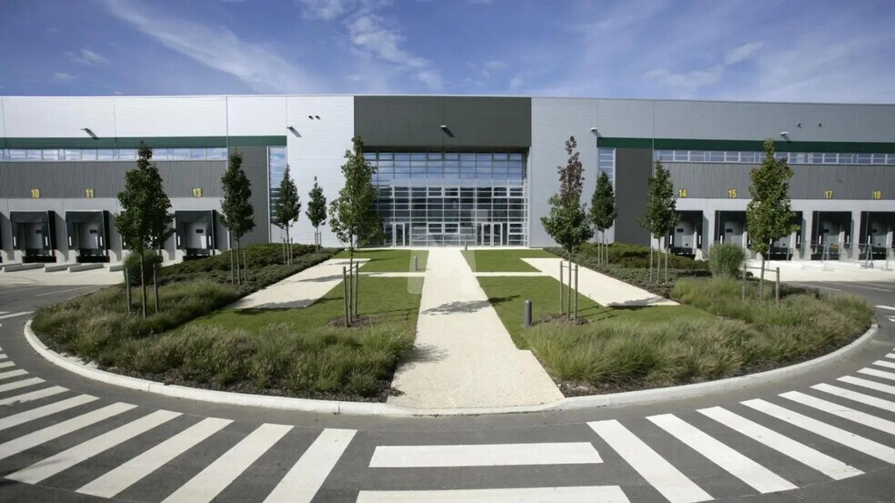 Industrial in Moissy-Cramayel for lease - Building Photo - Image 2 of 7