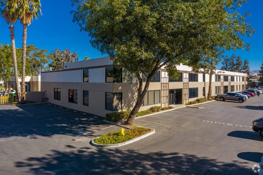 2355 Paragon Dr, San Jose, CA for lease - Building Photo - Image 3 of 16