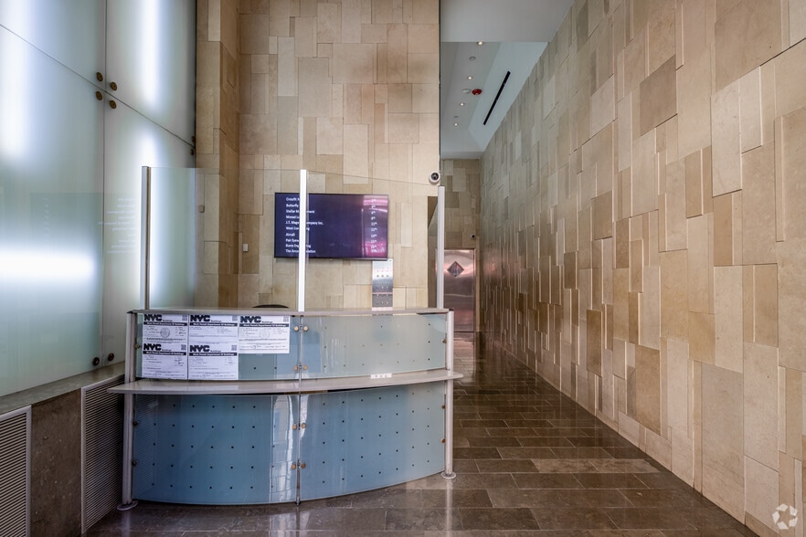 44-50 W 28th St, New York, NY for lease - Lobby - Image 3 of 4