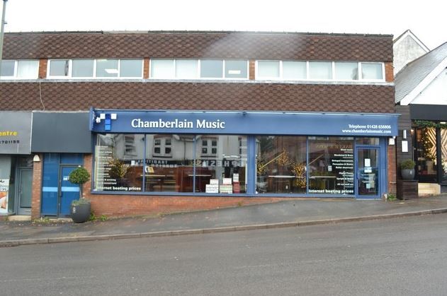 70 Wey Hl, Haslemere à vendre Photo principale- Image 1 de 1