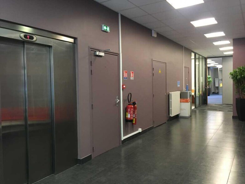 Office in Lille for lease - Building Photo - Image 2 of 11