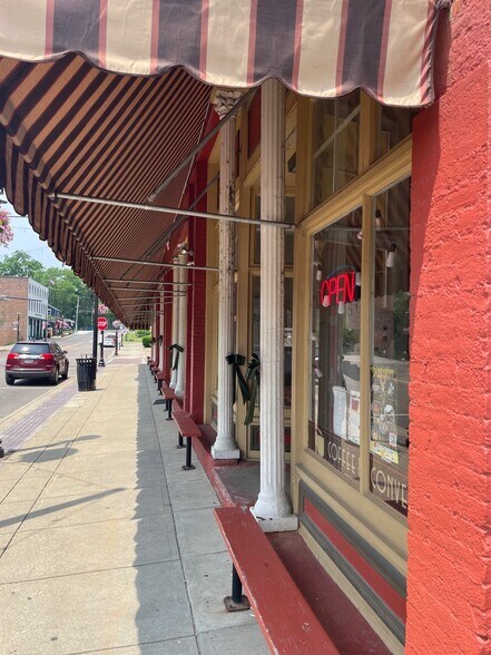 128-142 N Canal St, Canal Fulton, OH à louer - Photo du bâtiment - Image 3 de 5