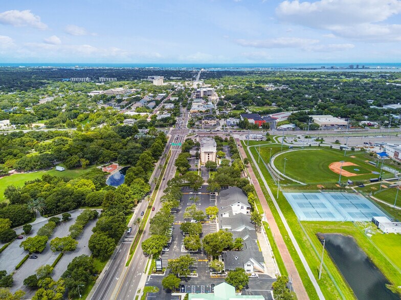 300 E Bay Dr, Largo, FL à louer - Photo du bâtiment - Image 2 de 46