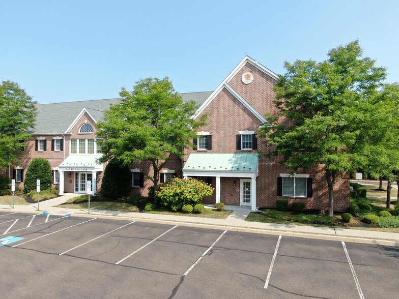 54 Friends Ln, Newtown, PA for lease - Building Photo - Image 2 of 10