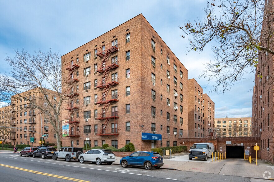 9904 57th Ave, Flushing, NY à vendre - Photo du bâtiment - Image 2 de 4