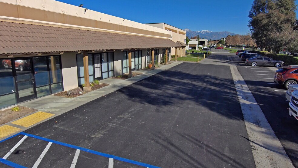 1894 Commercenter West Dr, San Bernardino, CA à vendre - Photo du bâtiment - Image 3 de 10