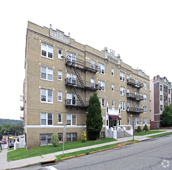 671 Lincoln Ave, Orange, NJ à vendre - Photo du bâtiment - Image 1 de 10