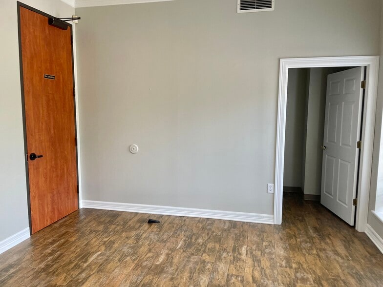 613 Russell Blvd, Nacogdoches, TX à louer - Photo du bâtiment - Image 3 de 19