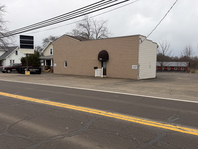 7304 Wales Ave NW, Canton, OH à vendre - Photo du bâtiment - Image 3 de 23