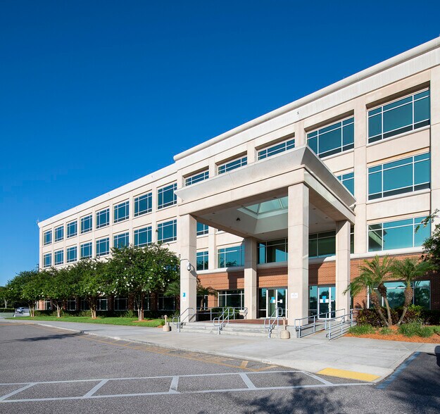 3620 Queen Palm Dr, Tampa, FL à louer - Photo du bâtiment - Image 3 de 20