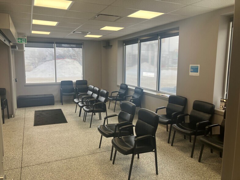 1420 Albert St, Regina, SK à louer - Hall d’entrée - Image 2 de 5