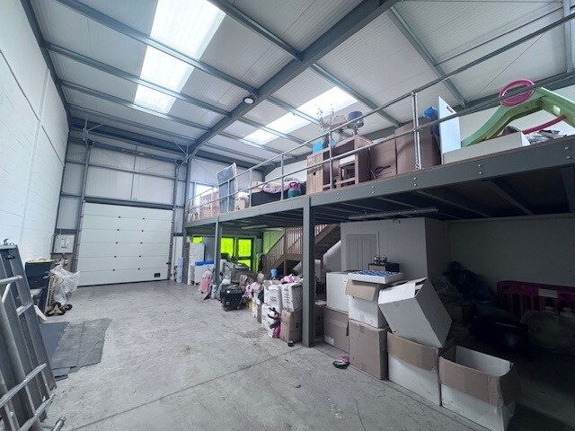 Rhodes Moorhouse Way, Salisbury à louer - Photo du bâtiment - Image 3 de 6