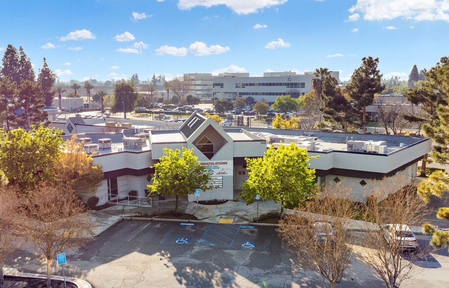 1408 Commercial Way, Bakersfield, CA for lease - Building Photo - Image 1 of 8
