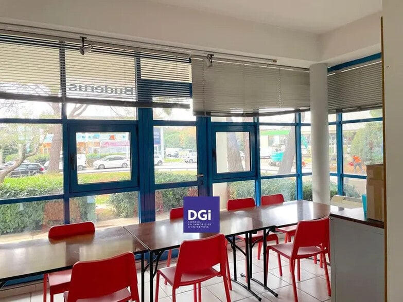 Flex in Nîmes for lease - Interior Photo - Image 3 of 9