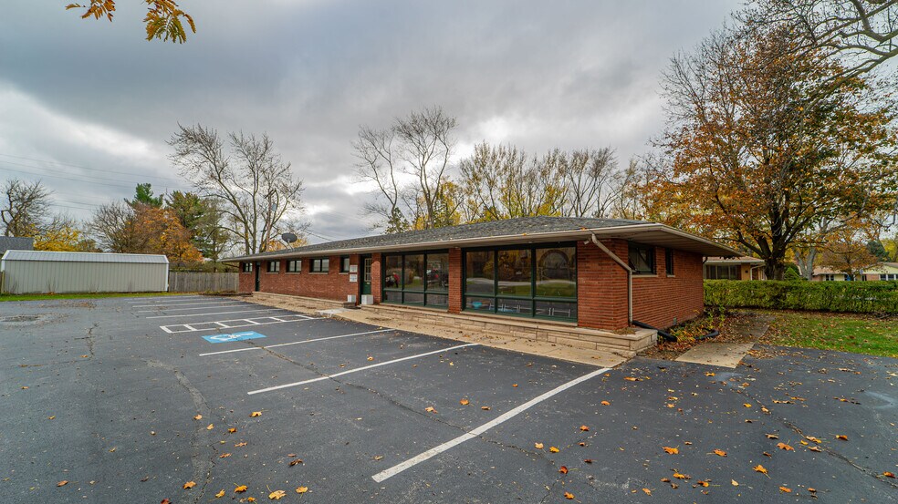 705 N Main St, Kouts, IN à vendre - Photo du bâtiment - Image 3 de 12