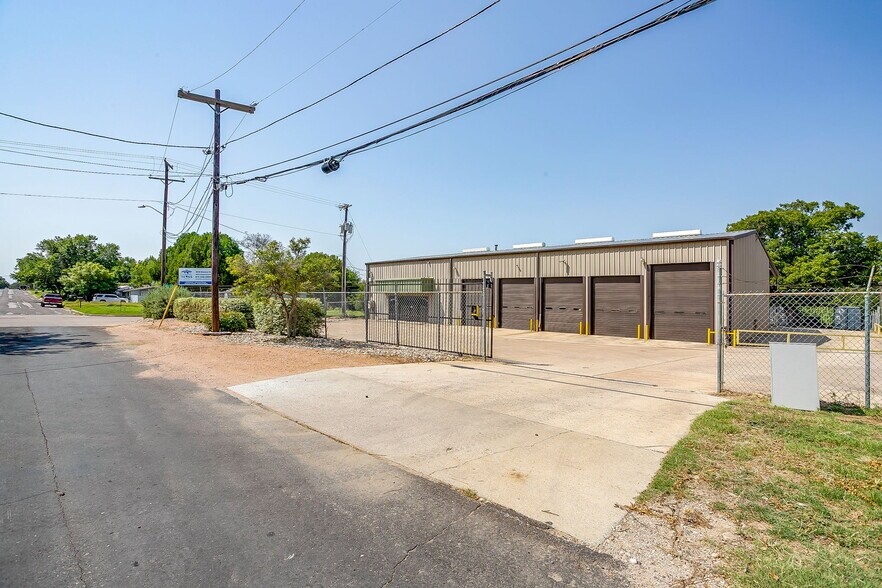 3040 Ramona Dr, Fort Worth, TX à louer - Photo du bâtiment - Image 1 de 44