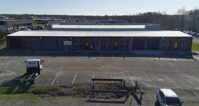 1703 Candletree Dr, Peoria, IL for lease Interior Photo- Image 2 of 14