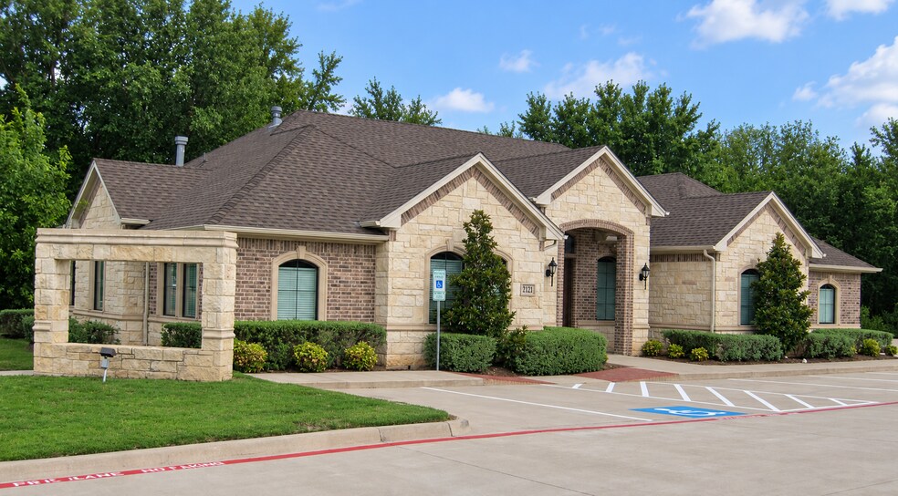 2132 L Don Dodson Dr, Bedford, TX for lease - Building Photo - Image 1 of 18