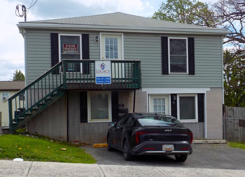 Student Housing Portfolio -43 Properties portfolio of 1 properties for sale on LoopNet.ca - Building Photo - Image 2 of 24
