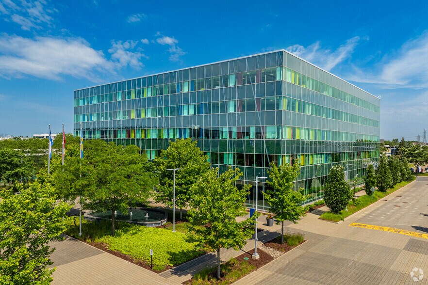 8275 Rte Transcanadienne, Saint-Laurent, QC à louer - Photo du bâtiment - Image 2 de 24