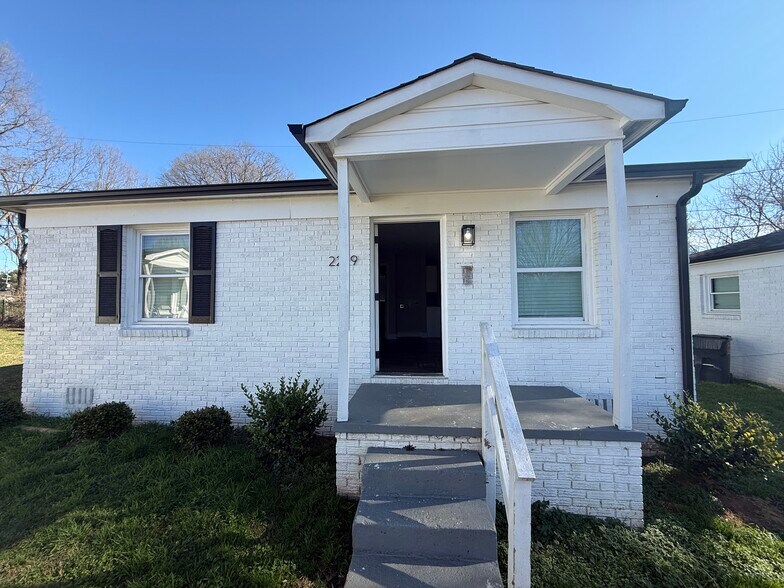 2225 Alma Ct, Charlotte, NC à vendre - Photo du bâtiment - Image 2 de 9