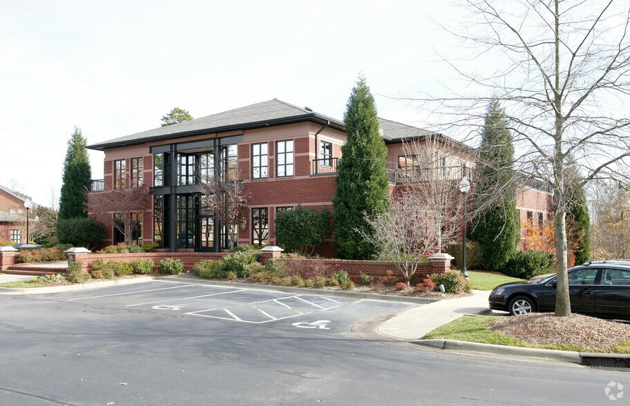 120 Club Oak Ct, Winston-Salem, NC à vendre - Photo du bâtiment - Image 3 de 7
