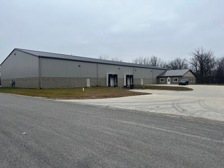 11220-11230 Lemen Rd, Whitmore Lake, MI for lease - Building Photo - Image 1 of 9