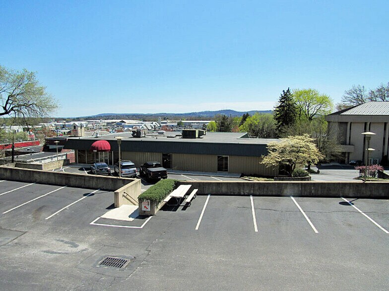 1300 Market St, Lemoyne, PA à vendre - Photo du bâtiment - Image 3 de 32