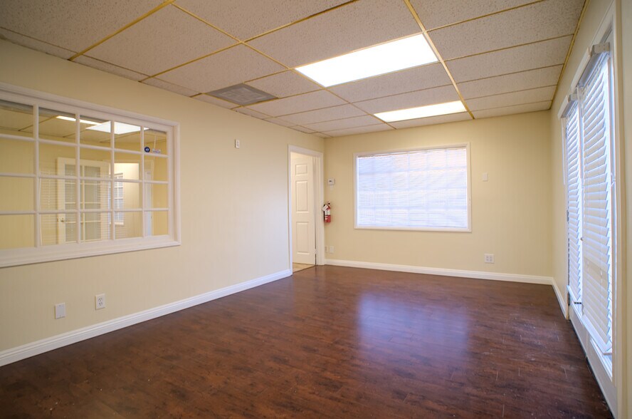300 N Tustin Ave, Santa Ana, CA à louer - Photo du bâtiment - Image 3 de 13