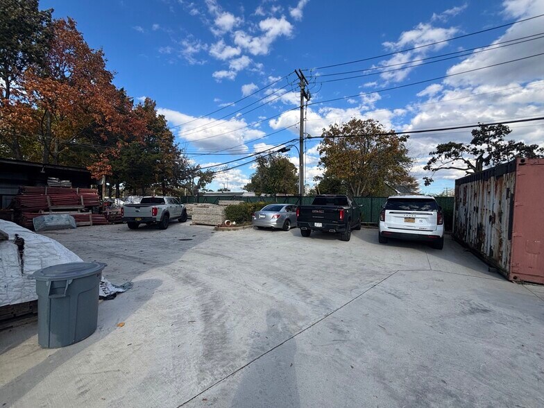 61 Brightside Ave, Central Islip, NY à vendre - Photo du bâtiment - Image 3 de 12