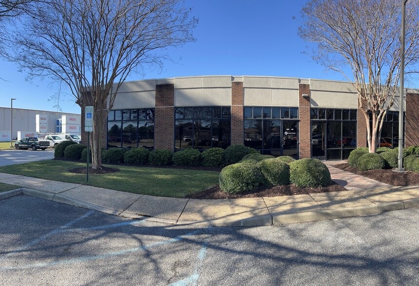 105 E St, Hampton, VA for lease - Primary Photo - Image 1 of 4