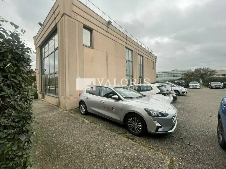 34-36 Rue Du 35eme Regiment D'Aviation, Bron à louer - Photo du bâtiment - Image 3 de 4