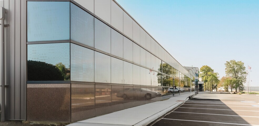 5995 Mayfair Rd, North Canton, OH à louer - Photo du bâtiment - Image 2 de 17