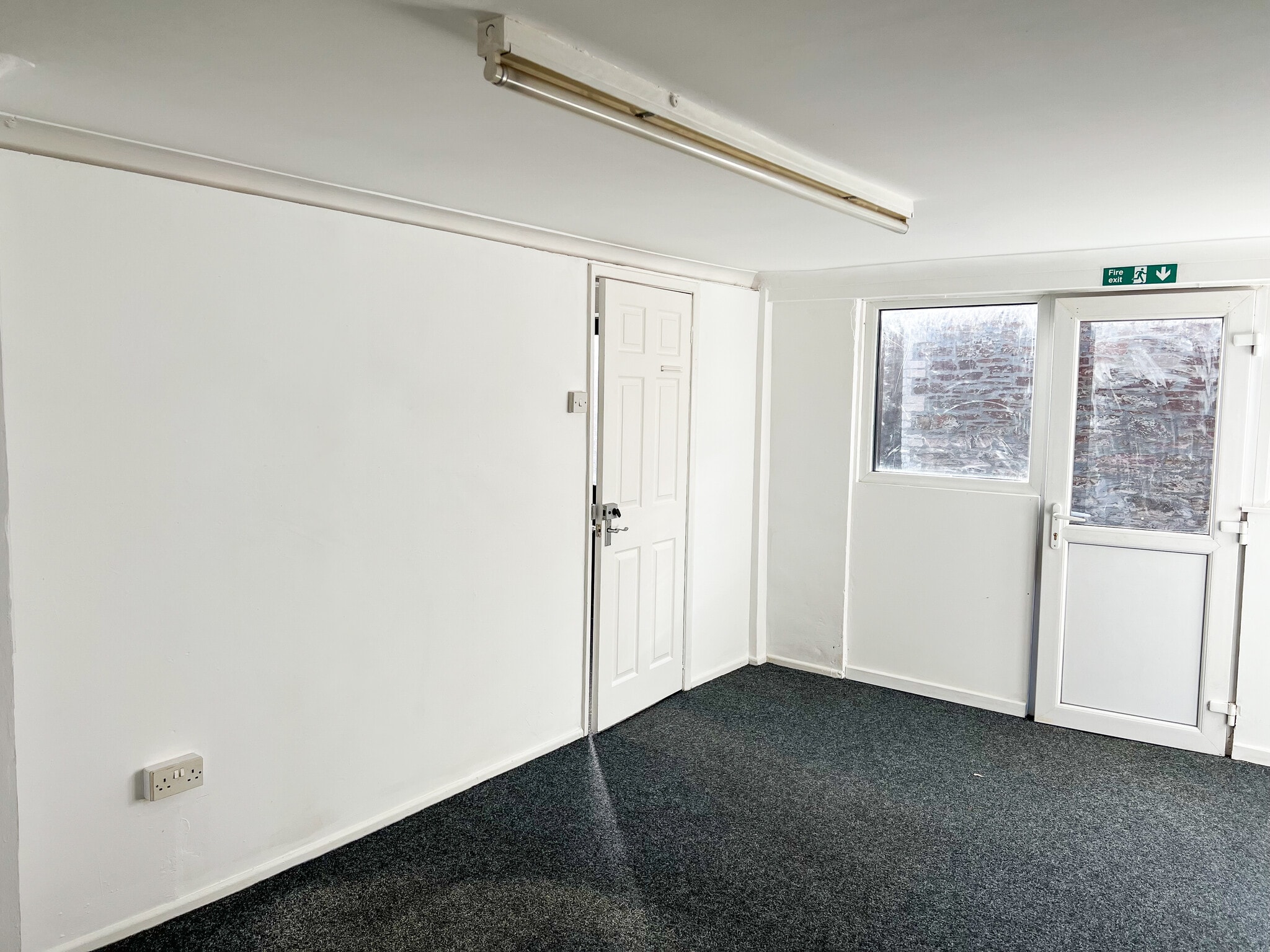 1-7 The Sq, Grampound Road for lease Interior Photo- Image 1 of 4