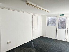 1-7 The Sq, Grampound Road for lease Interior Photo- Image 1 of 4