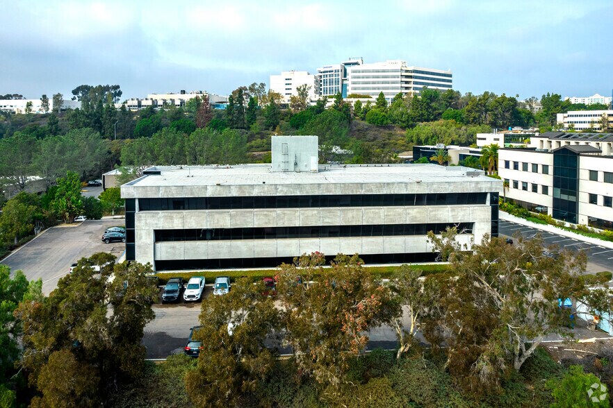 5703 Oberlin Dr, San Diego, CA à louer - Photo du bâtiment - Image 3 de 7