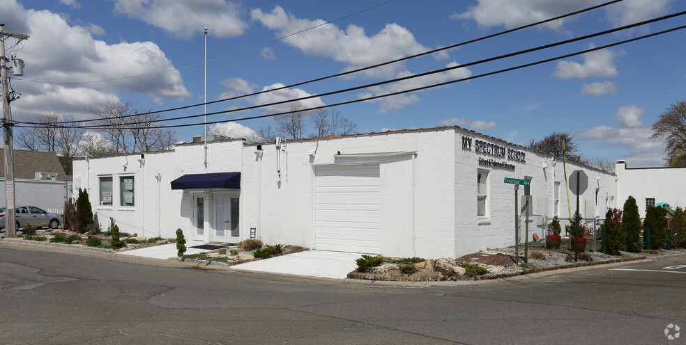 3 Secatoag Ave, Port Washington, NY for lease - Building Photo - Image 1 of 16