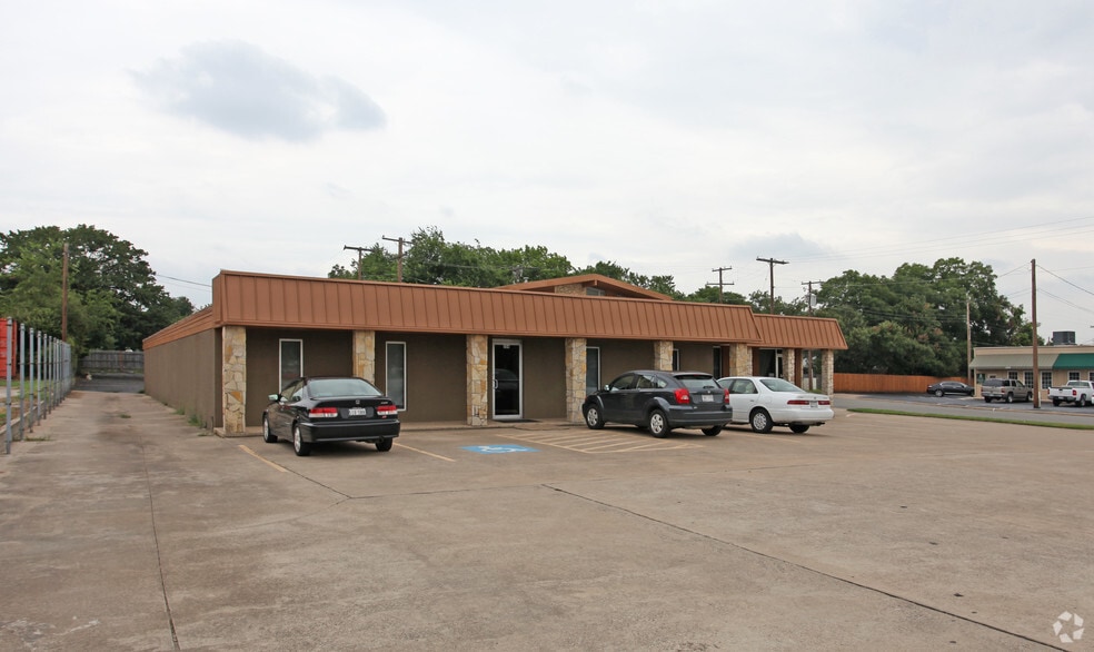 200-204 W Bedford Euless Rd, Hurst, TX for lease - Building Photo - Image 1 of 5