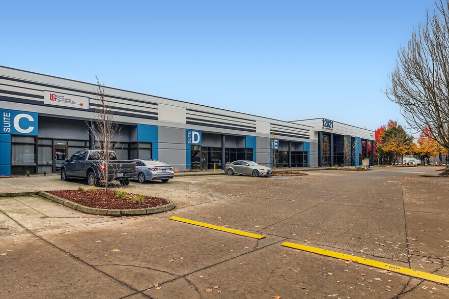 12067 NE Glenn Widing Dr, Portland, OR à louer - Photo du bâtiment - Image 3 de 11