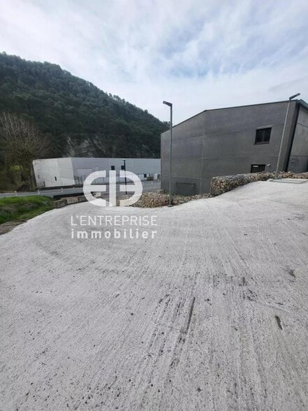 Industrial in Contes for lease - Building Photo - Image 3 of 5