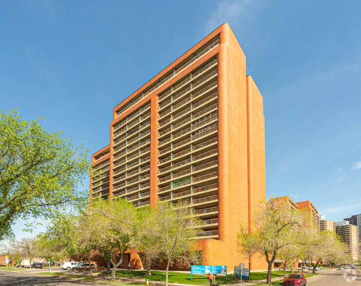 10531 90th St NW, Edmonton, AB à louer - Photo du bâtiment - Image 2 de 4