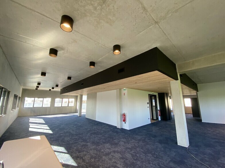 1306 Chemin Du Champ De Lière, Rillieux-la-Pape for lease - Interior Photo - Image 3 of 15